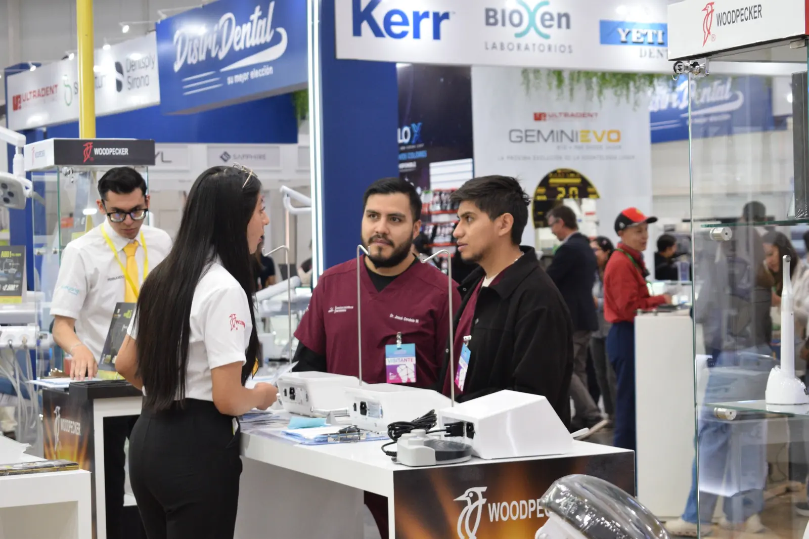 Profesionales conversando con una marca expositora