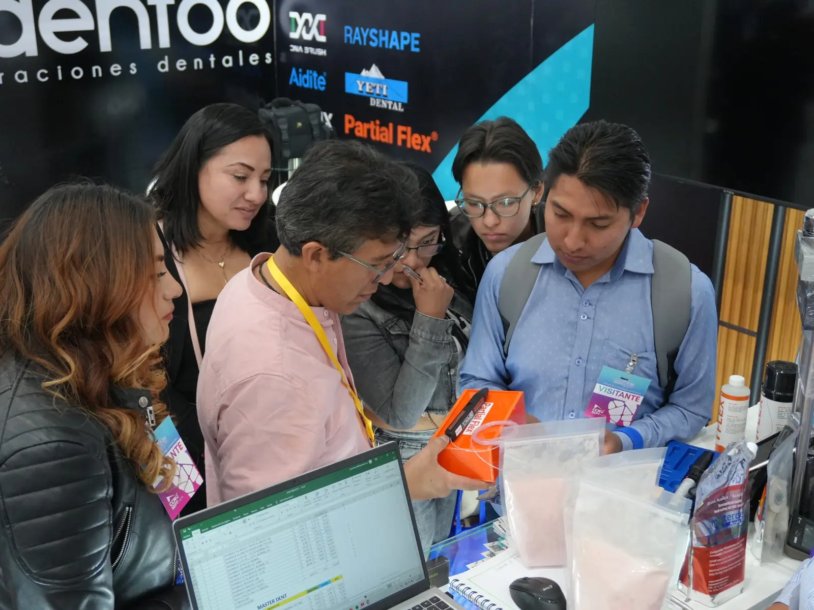 Marca expositora demostrando productos a visitantes profesionales