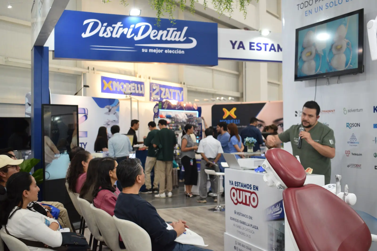 Presentación de tecnología odontológica ante visitantes de Expo Dental