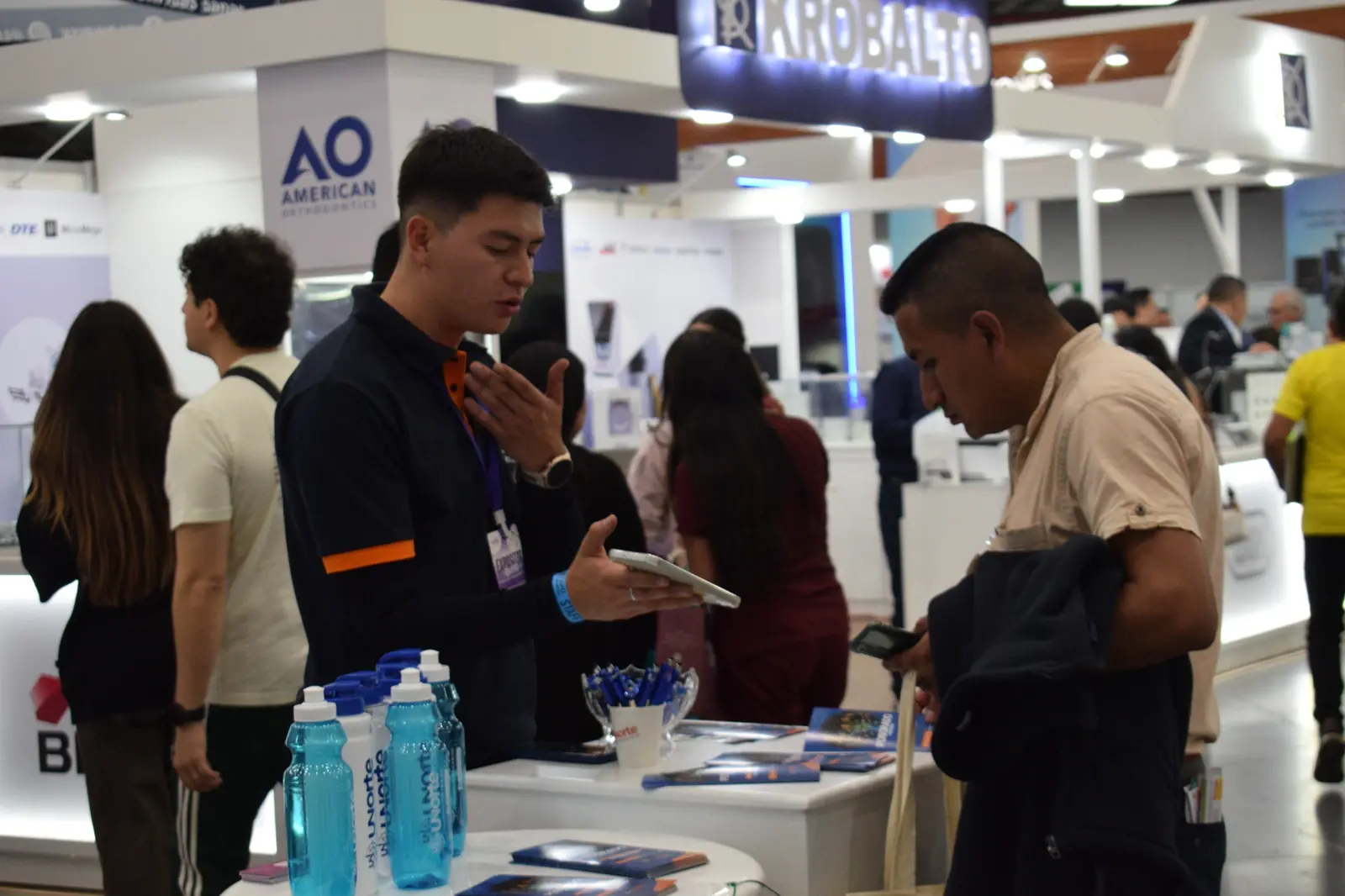 Profesionales conociendo soluciones odontológicas en Expo Dental