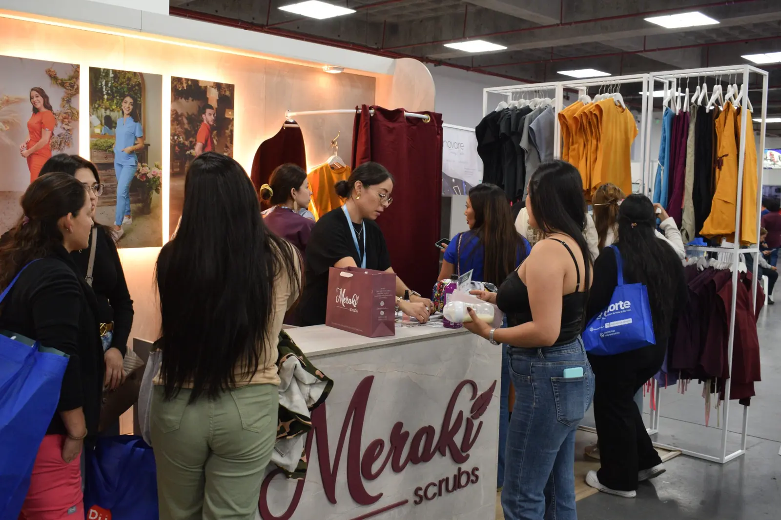 Visitantes conociendo una marca de indumentaria clínica