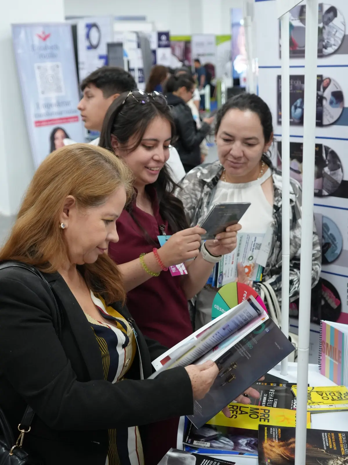Visitantes explorando productos y novedades odontológicas